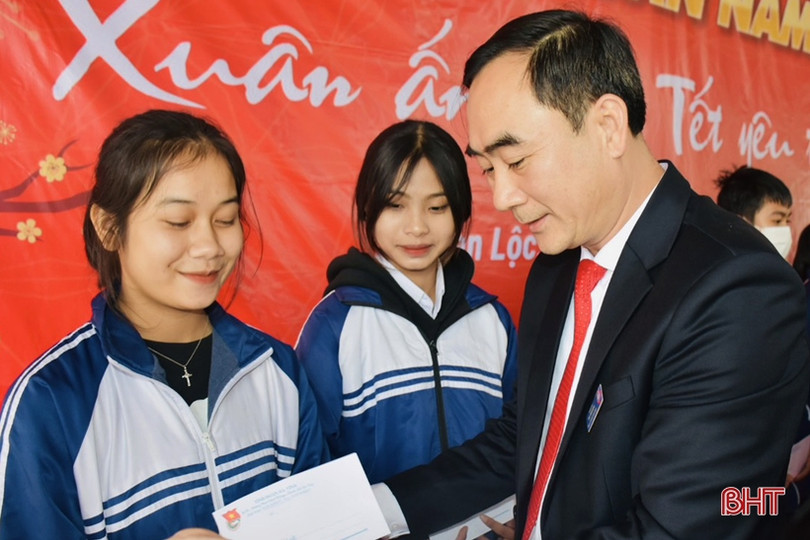 Mang tết yêu thương đến với học sinh nghèo, trẻ em mồ côi 