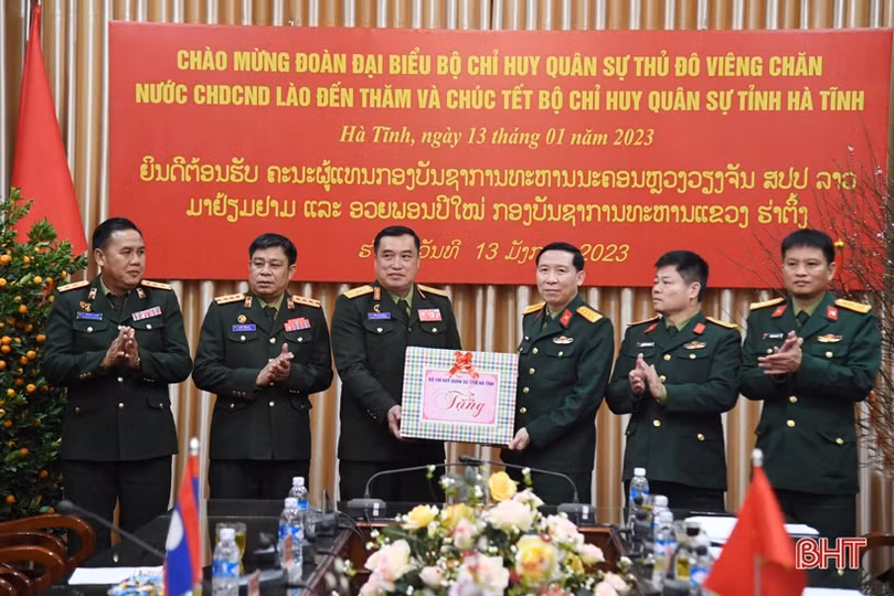Bộ CHQS Thủ đô Viêng Chăn thăm và chúc tết Bộ CHQS tỉnh Hà Tĩnh