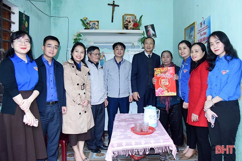 Bí thư Đảng ủy Khối CCQ&DN Hà Tĩnh trao tặng quà tết mẹ Việt Nam anh hùng