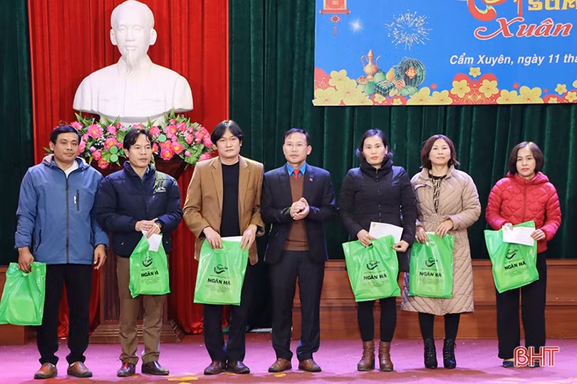 Nhiều phần quà đến với người nghèo, người lao động khó khăn ở Hà Tĩnh