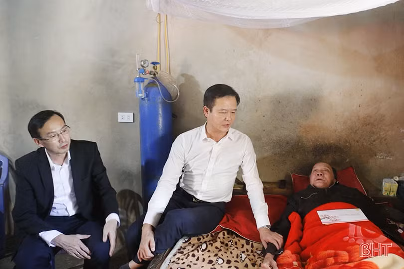 Phó Chủ tịch UBND tỉnh Trần Báu Hà tặng quà tết người có công tại Can Lộc