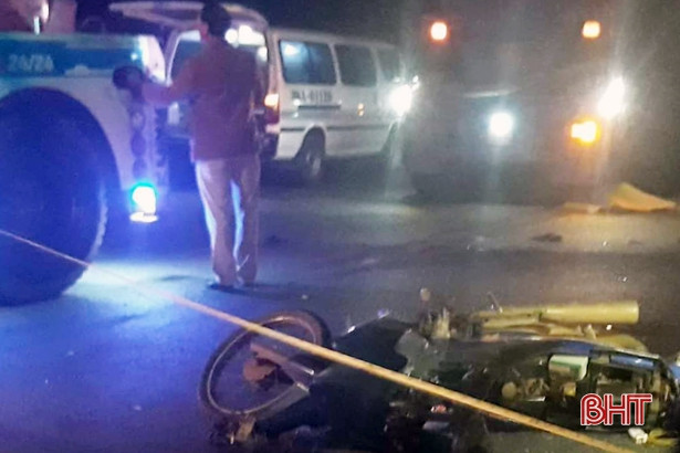 Xe bồn “lùa” 2 xe máy, 2 người thương vong