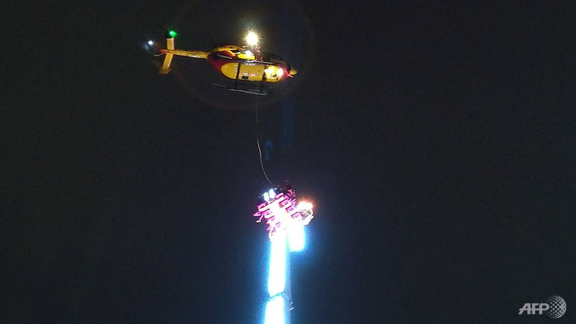 8 người mắc kẹt trên đu quay ở độ cao 52m trong đêm giao thừa ở Pháp