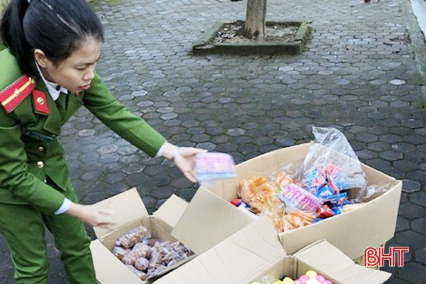 Thu giữ hơn 80kg bánh kẹo không rõ nguồn gốc tại chợ Hà Tĩnh