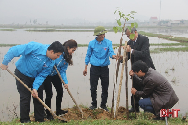 Đoàn khối Doanh nghiệp Hà Tĩnh tình nguyện xây dựng nông thôn mới