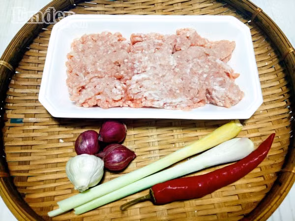 Thịt băm rim mặn ngọt béo thơm, đưa cơm ngày mưa rét