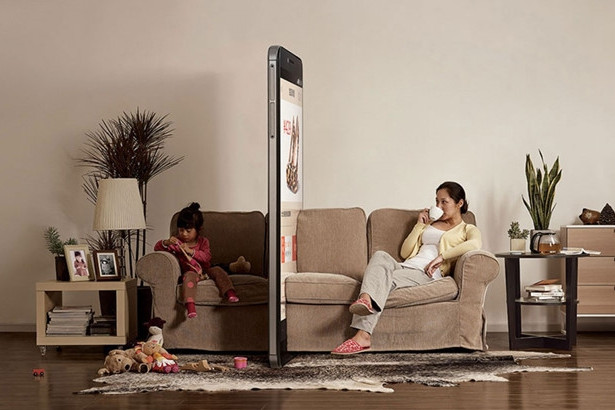 Đừng để chiếc smartphone trở thành bức tường, khiến cha mẹ và con cái xa cách nhau. Mẹ ơi, ‘Con muốn làm smartphone của mẹ’