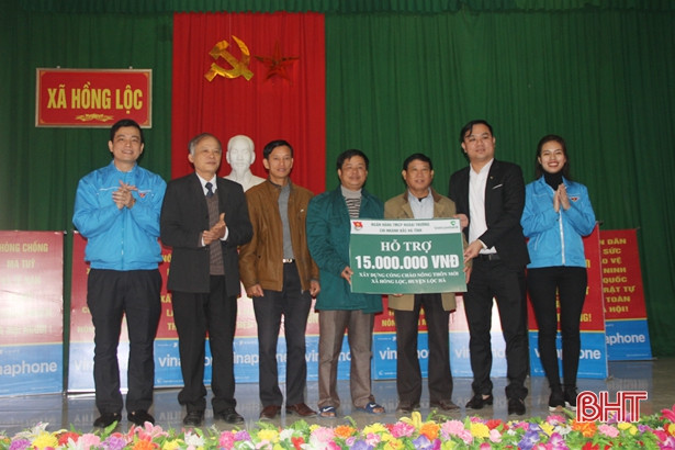 Đoàn khối Doanh nghiệp Hà Tĩnh tình nguyện xây dựng nông thôn mới