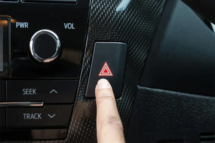 Tài xế Việt dùng đèn cảnh báo nguy hiểm “vô tội vạ”