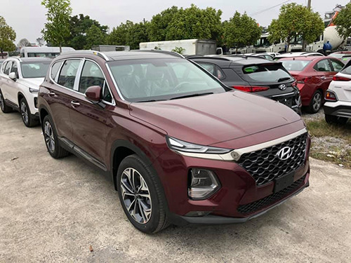 Hyundai Santa Fe 2019 tại đại lý. Bốn mẫu ô tô mới bán tại Việt Nam trong tháng 1