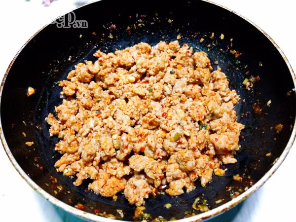 Thịt băm rim mặn ngọt béo thơm, đưa cơm ngày mưa rét