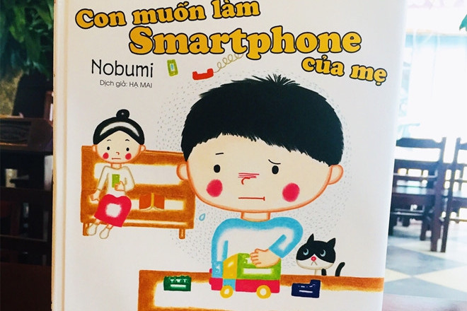 Bìa sách Con muốn làm smartphone của mẹ, xuất bản năm 2018. Mẹ ơi, ‘Con muốn làm smartphone của mẹ’