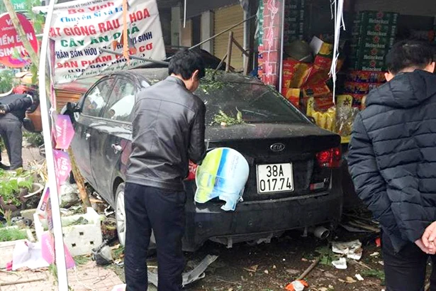 Xe “điên” lao lên vỉa hè, đâm thẳng vào quán tạp hóa