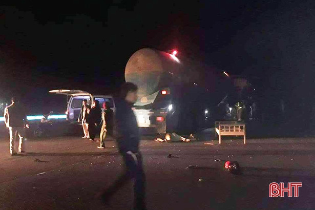 Xe bồn “lùa” 2 xe máy, 2 người thương vong