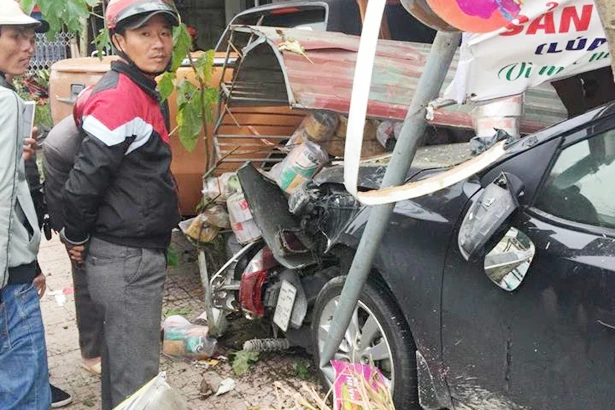 Xe “điên” lao lên vỉa hè, đâm thẳng vào quán tạp hóa