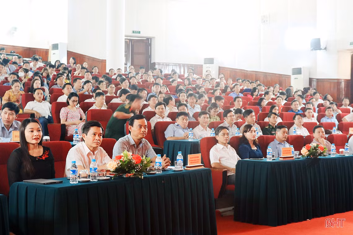 Bồi dưỡng chính trị cho đội ngũ cán bộ tuyên giáo và quản lý giáo dục