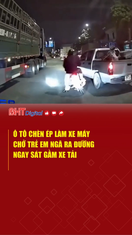 Ô tô chèn ép làm xe máy chở trẻ em ngã ra đường, ngay sát gầm xe tải
