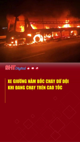 Xe giường nằm bốc cháy dữ dội khi đang chạy trên cao tốc