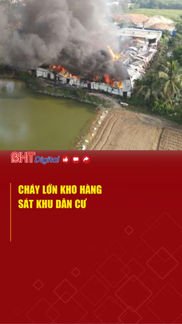 Cháy lớn kho hàng sát khu dân cư