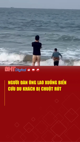 Người đàn ông lao xuống biển cứu du khách bị chuột rút