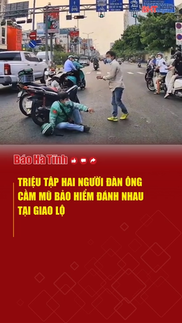 Triệu tập hai người đàn ông cầm mũ bảo hiểm đánh nhau tại giao lộ 