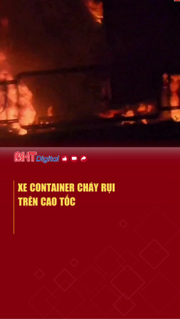 Xe container cháy rụi trên cao tốc