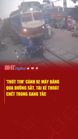 'Thót tim' cảnh xe máy băng qua đường sắt, tài xế thoát chết trong gang tấc