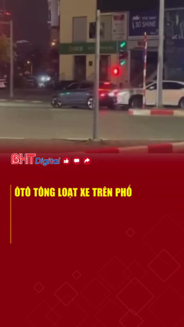 Ôtô tông loạt xe trên phố