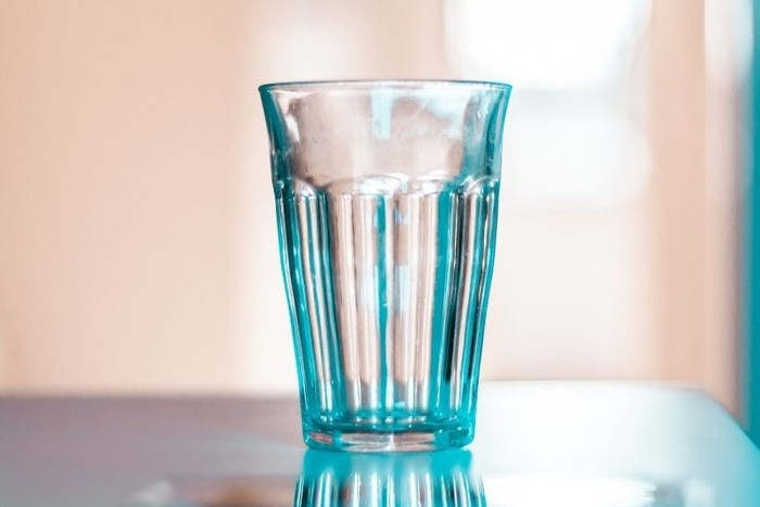 Chỉ với 2 nguyên liệu nhà nào cũng có, đồ thủy tinh bị mờ đục sẽ sáng bóng như mới