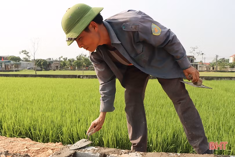 Người dân “quên” ngày nghỉ xây dựng xã nông thôn mới nâng cao ở Hà Tĩnh