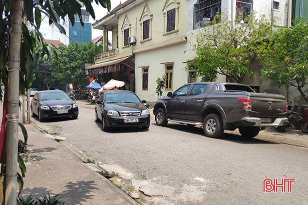 Dừng, đỗ xe sai quy định - “chuyện thường ngày” trên đường phố Hà Tĩnh