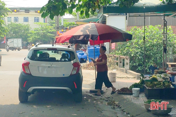 Dừng, đỗ xe sai quy định - “chuyện thường ngày” trên đường phố Hà Tĩnh