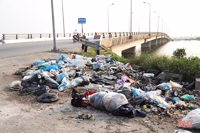 Rác tràn ngập sát cầu nối 2 huyện ở Hà Tĩnh