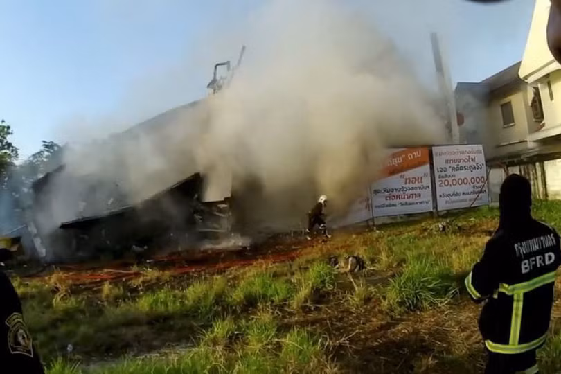 Sập nhà 3 tầng ở Thái Lan, 5 người chết