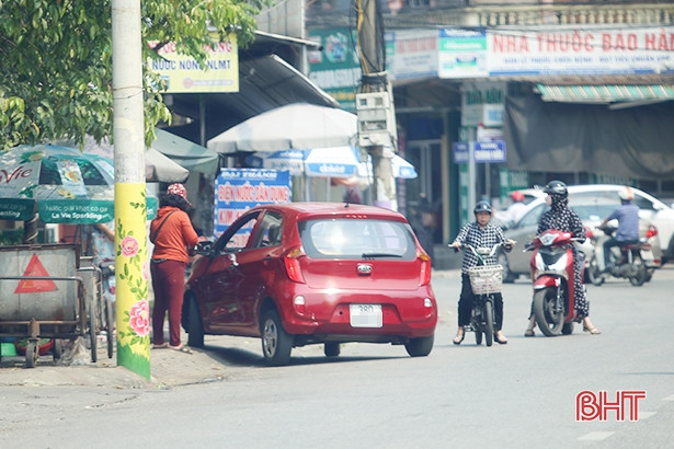 Dừng, đỗ xe sai quy định - “chuyện thường ngày” trên đường phố Hà Tĩnh