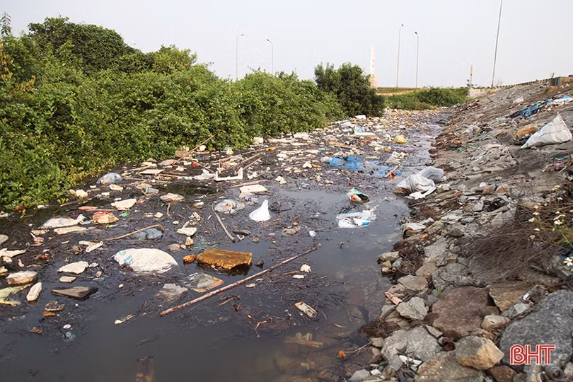 Rác tràn ngập sát cầu nối 2 huyện ở Hà Tĩnh