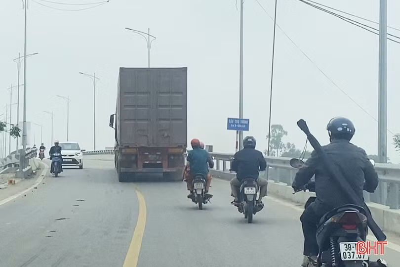 Hàng trăm “Hung thần xa lộ” hiên ngang trên đường nội thị ở Đức Thọ