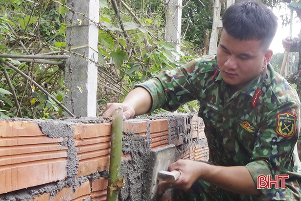Hơn 100 cán bộ, chiến sỹ giúp xã miền núi Hà Tĩnh làm nông thôn mới