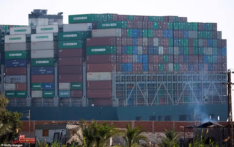 Cận cảnh quá trình giải cứu tàu chắn ngang kênh Suez