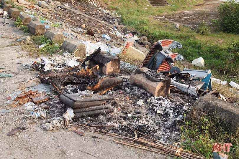 Rác tràn ngập sát cầu nối 2 huyện ở Hà Tĩnh