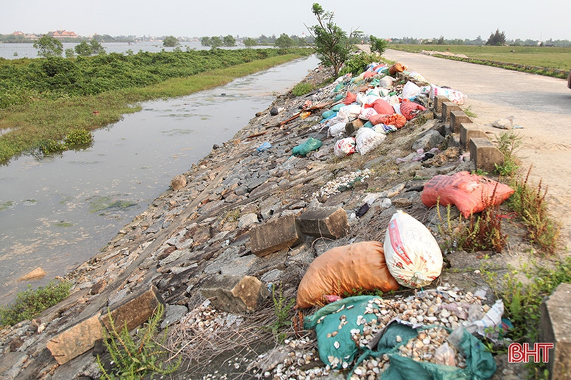 Rác tràn ngập sát cầu nối 2 huyện ở Hà Tĩnh