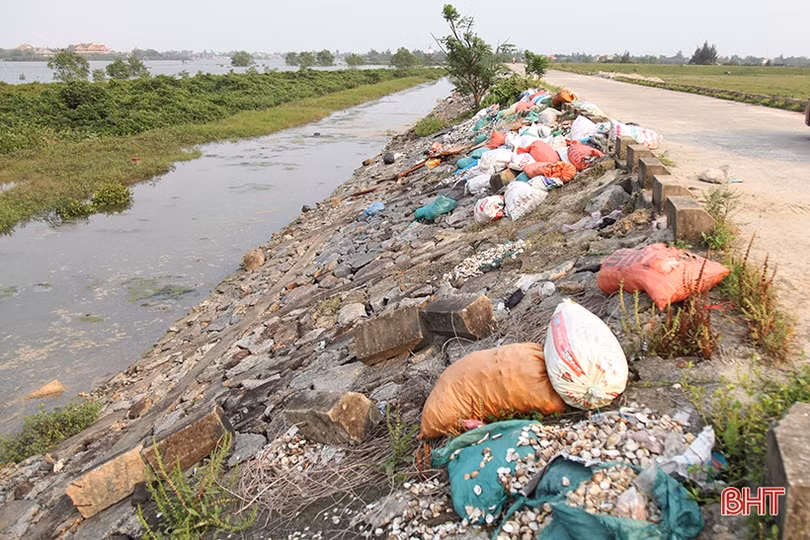 Rác tràn ngập sát cầu nối 2 huyện ở Hà Tĩnh