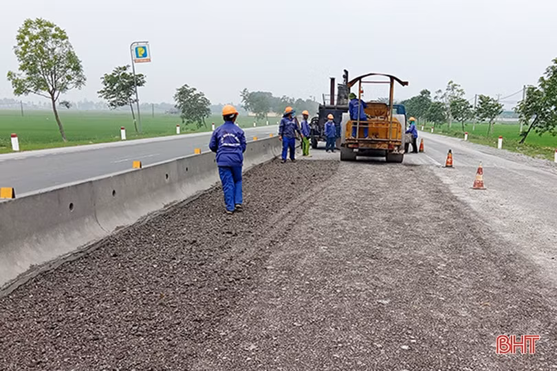 Đẩy nhanh tiến độ nâng cấp, sửa chữa mặt đường QL 1A qua Hà Tĩnh