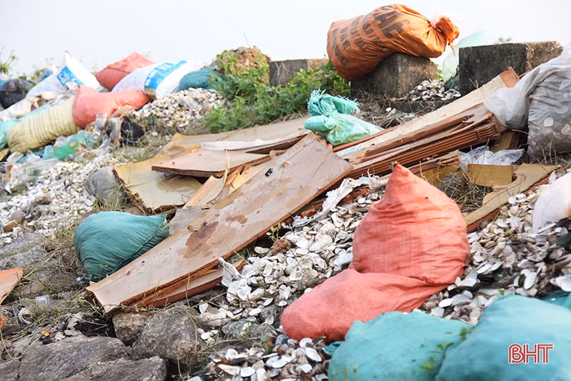 Rác tràn ngập sát cầu nối 2 huyện ở Hà Tĩnh