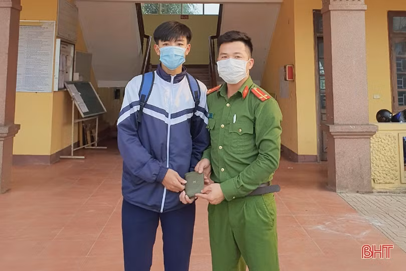 Nhặt được hơn 10 triệu đồng, nam sinh Hà Tĩnh tìm người trả lại