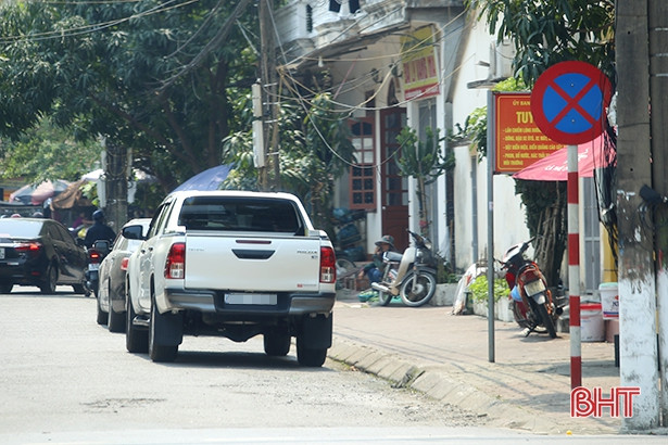 Dừng, đỗ xe sai quy định - “chuyện thường ngày” trên đường phố Hà Tĩnh