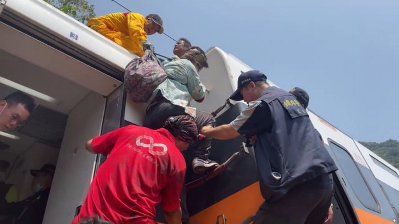 Hiện trường vụ tai nạn đường sắt thảm khốc nhất trong 40 năm qua ở Đài Loan (Trung Quốc)