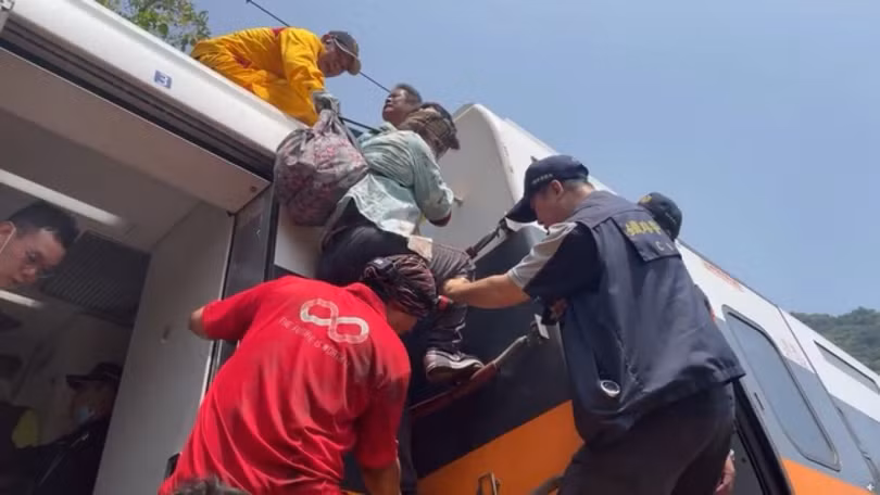 Hiện trường vụ tai nạn đường sắt thảm khốc nhất trong 40 năm qua ở Đài Loan (Trung Quốc)