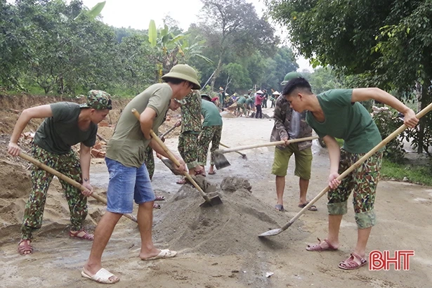 Hơn 100 cán bộ, chiến sỹ giúp xã miền núi Hà Tĩnh làm nông thôn mới