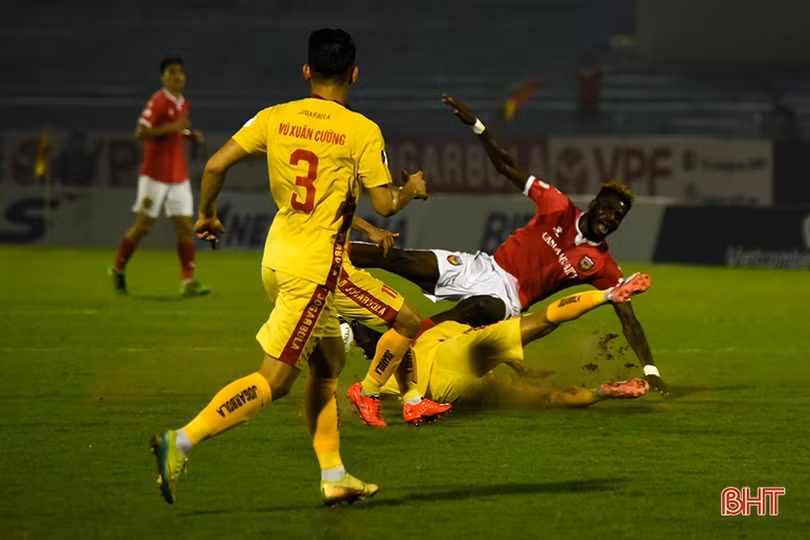 Thất bại cay đắng trên sân nhà, Hồng Lĩnh Hà Tĩnh rơi xuống chót bảng